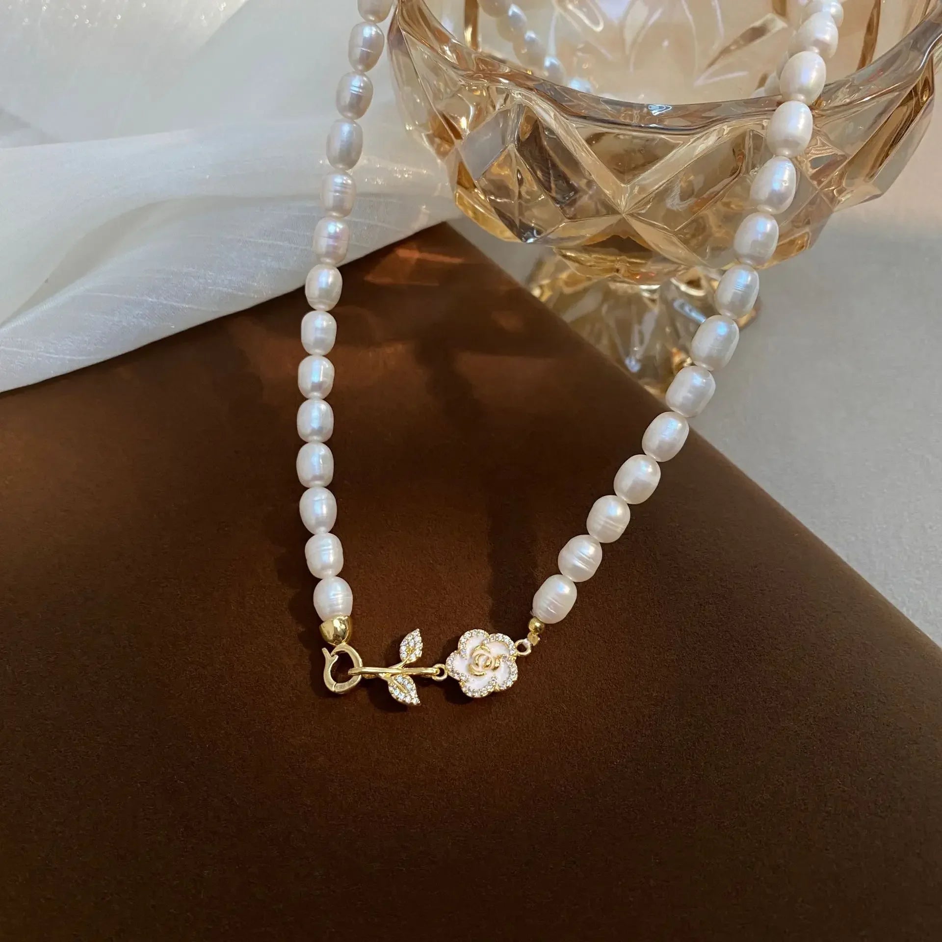 Dainashi Camellia Flower Charm Collarbone Necklaces for Women Girls 5-6mm Rice Shape Natural Freshwater Pearl Necklaces Jewelry